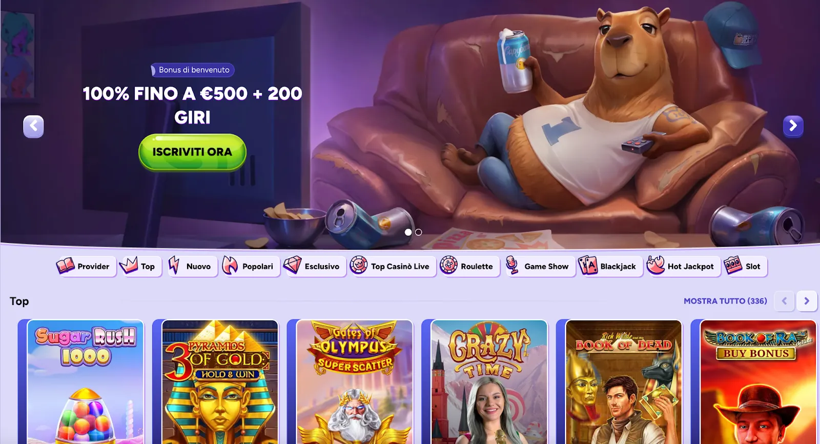 Bonus di benvenuto SpinBara: 100% fino a €500 + 200 giri per i nuovi utenti del casin Mascotte di SpinBara rilassata su un divano con birra e snack, promozione di benvenuto del casinò 100% fino a €500 + 200 giri gratis